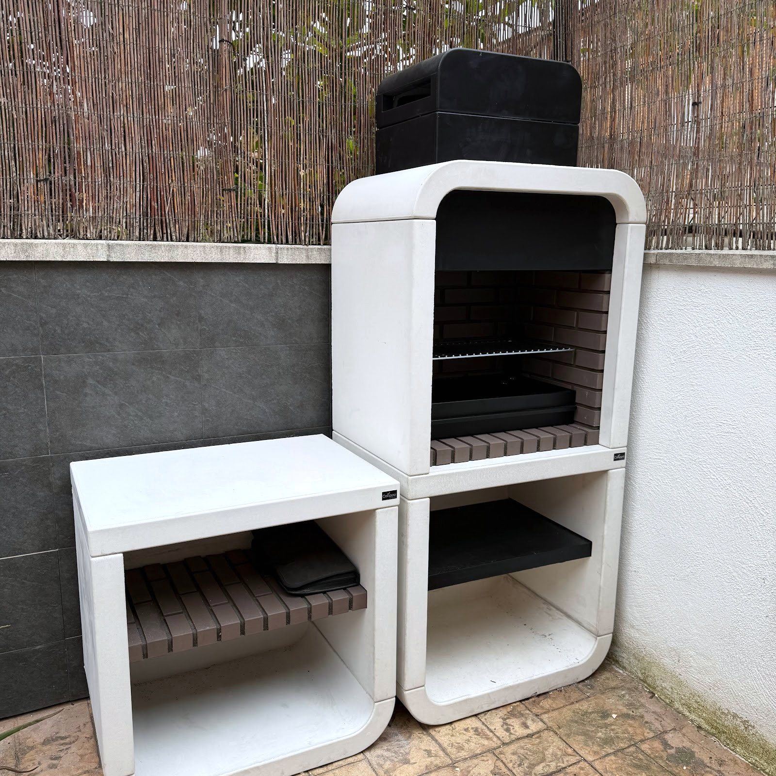 La barbacoa de obra montada y rematada en el patio