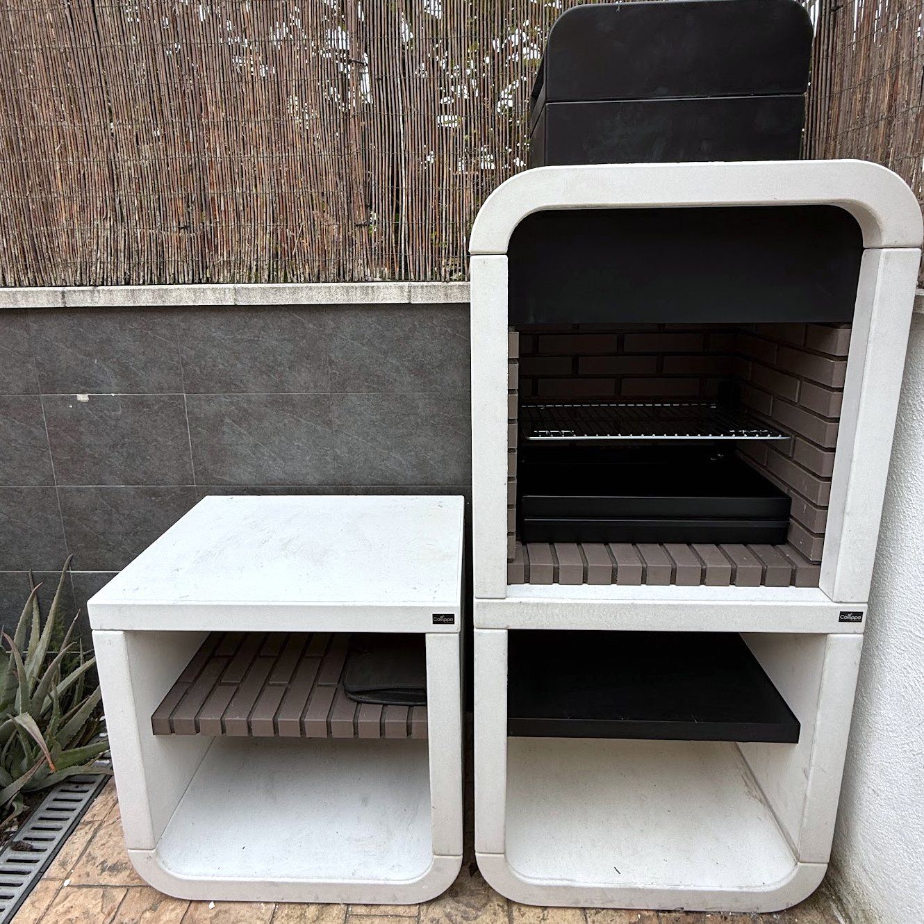 La barbacoa de obra montada y rematada en el patio